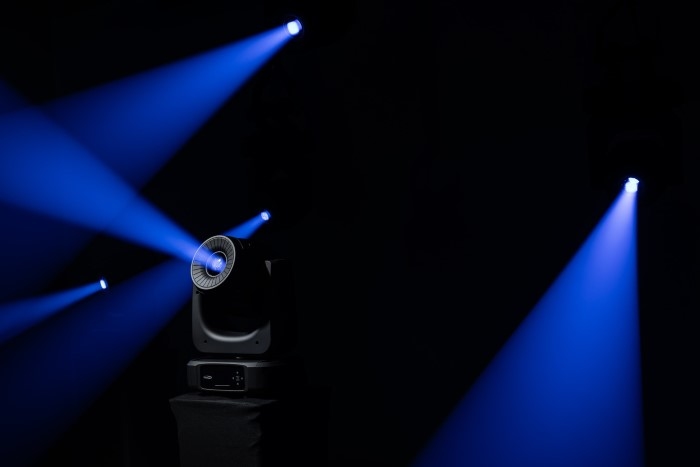 SHOWTEC Xpression 2000S Spot Moving Head